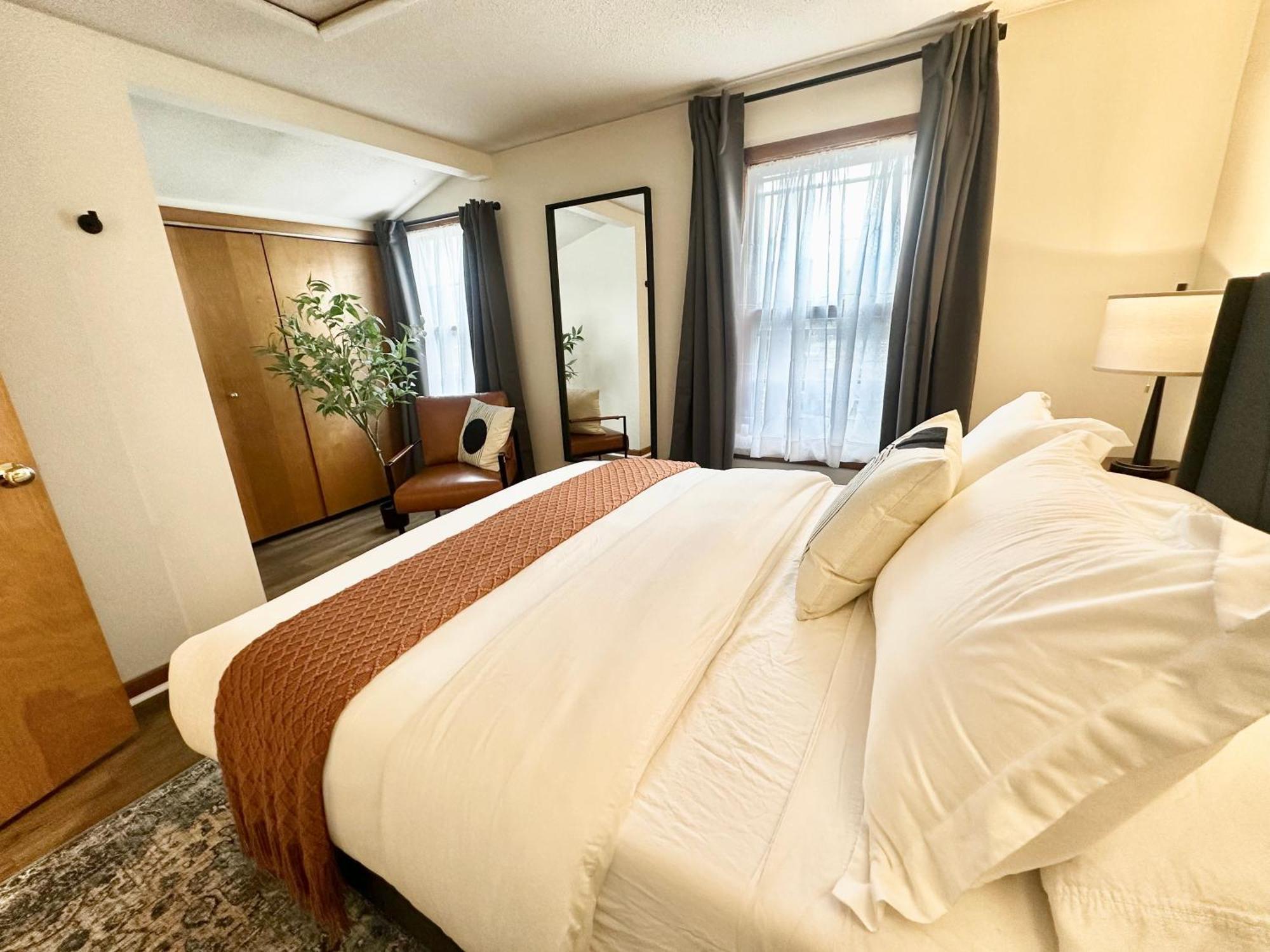 Ao Destinations - Wooster Street In Little Italy New Haven Apartment Room photo